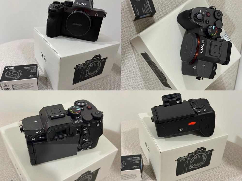 [새제품] 소니 A7M5 + 카본 삼각대 + 스킨 및 보호 필름 작업 + 아이컵 + 렌즈가방 이미지