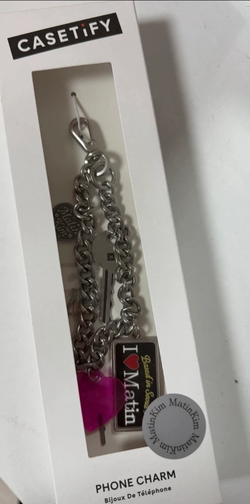 케이스티파이 마뗑킴 폰 참 이미지