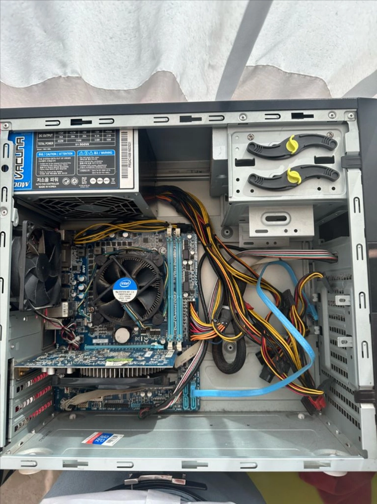 사무용 컴퓨터 PC 데스크탑 / cpu / 메인보드 / 그래픽 카드 / CD롬 / 파워 이미지