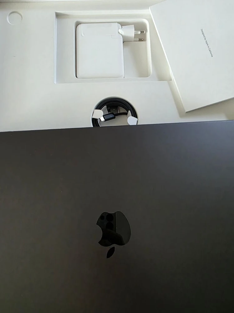 맥북 프로 16인치 스페이스 블랙 색상, M3 Pro 칩, 18GB 램, 512GB 이미지