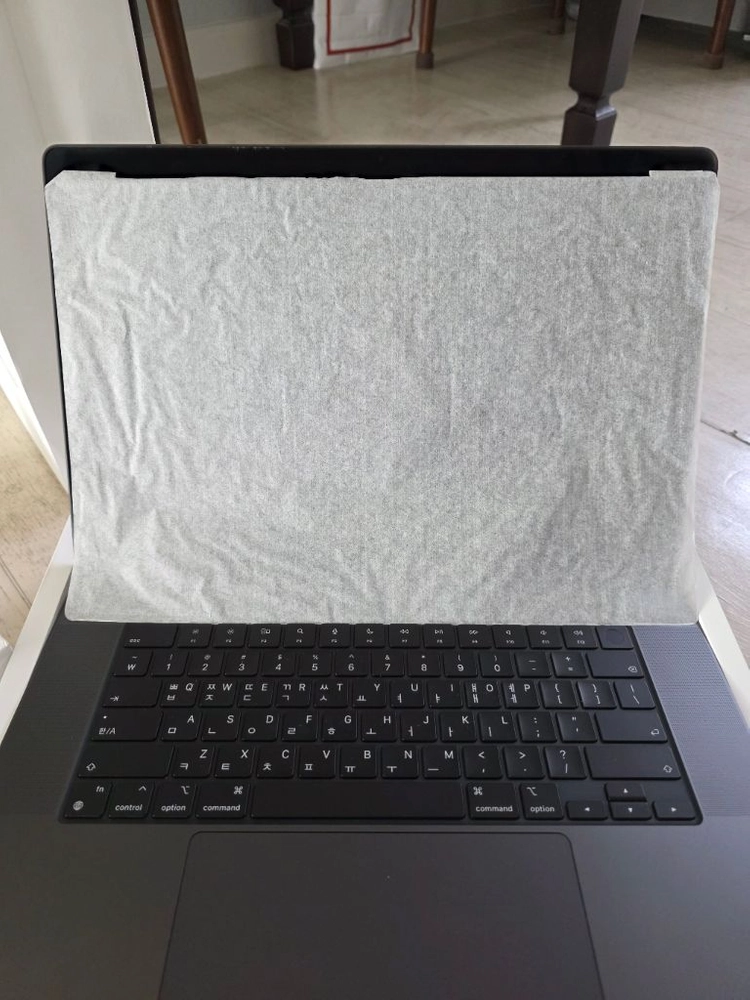 맥북 프로 16인치 스페이스 블랙 색상, M3 Pro 칩, 18GB 램, 512GB 이미지