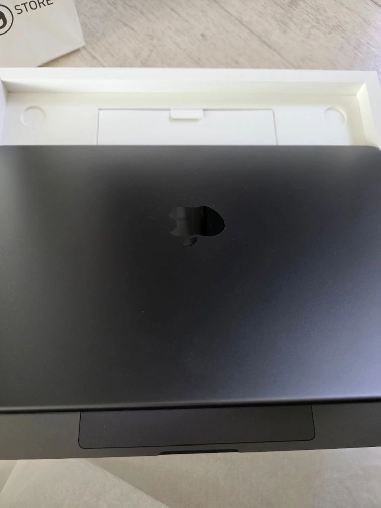 맥북 프로 16인치 스페이스 블랙 색상, M3 Pro 칩, 18GB 램, 512GB 이미지