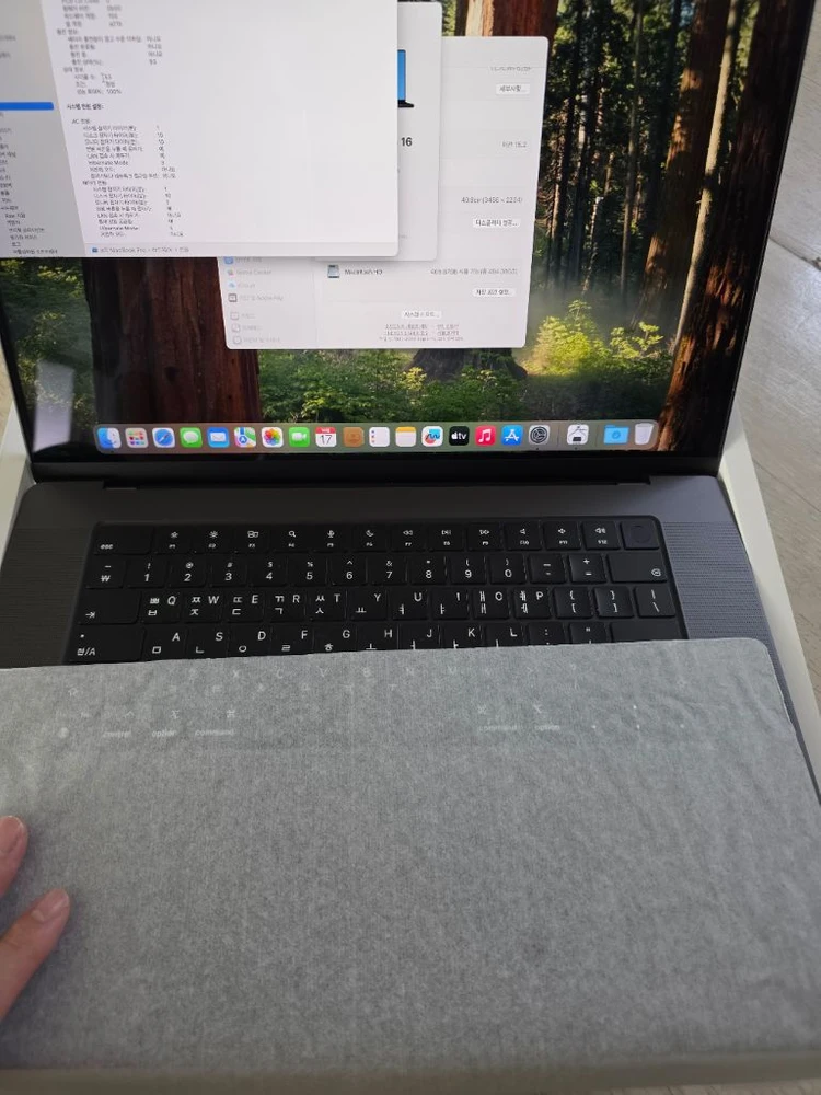 맥북 프로 16인치 스페이스 블랙 색상, M3 Pro 칩, 18GB 램, 512GB 이미지