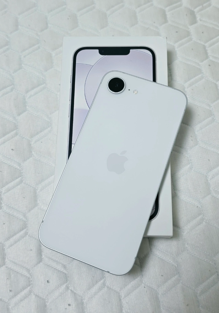 아이폰 17e 256GB 화이트 자급제 새제품 - 안심되는 중고거래