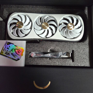 조텍 4080 AMP extreme airo 화이트 모델 판매합니다. 이미지