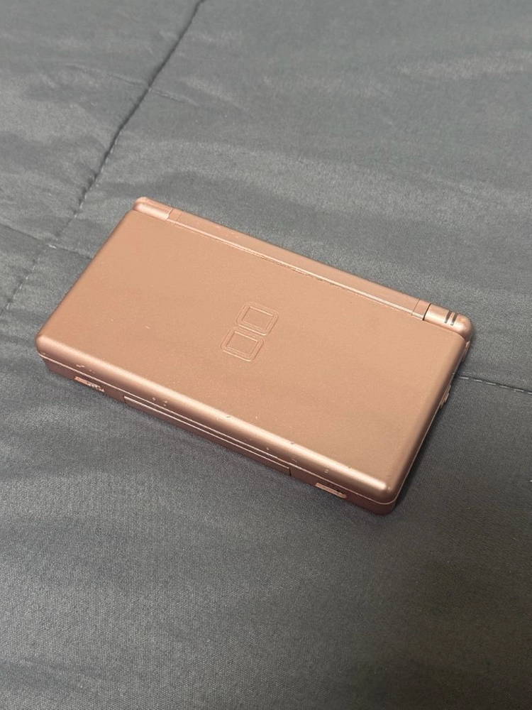 (상태 A급) 닌텐도DS Lite 휴대용 게임기 로즈골드, 게임팩 4개, 충전기 - 안심되는 중고거래