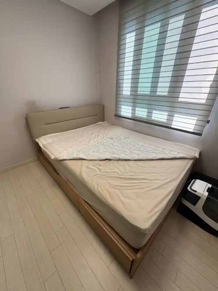 퀸사이즈 서랍형 침대 조명협탁 매트리스 포함 이미지