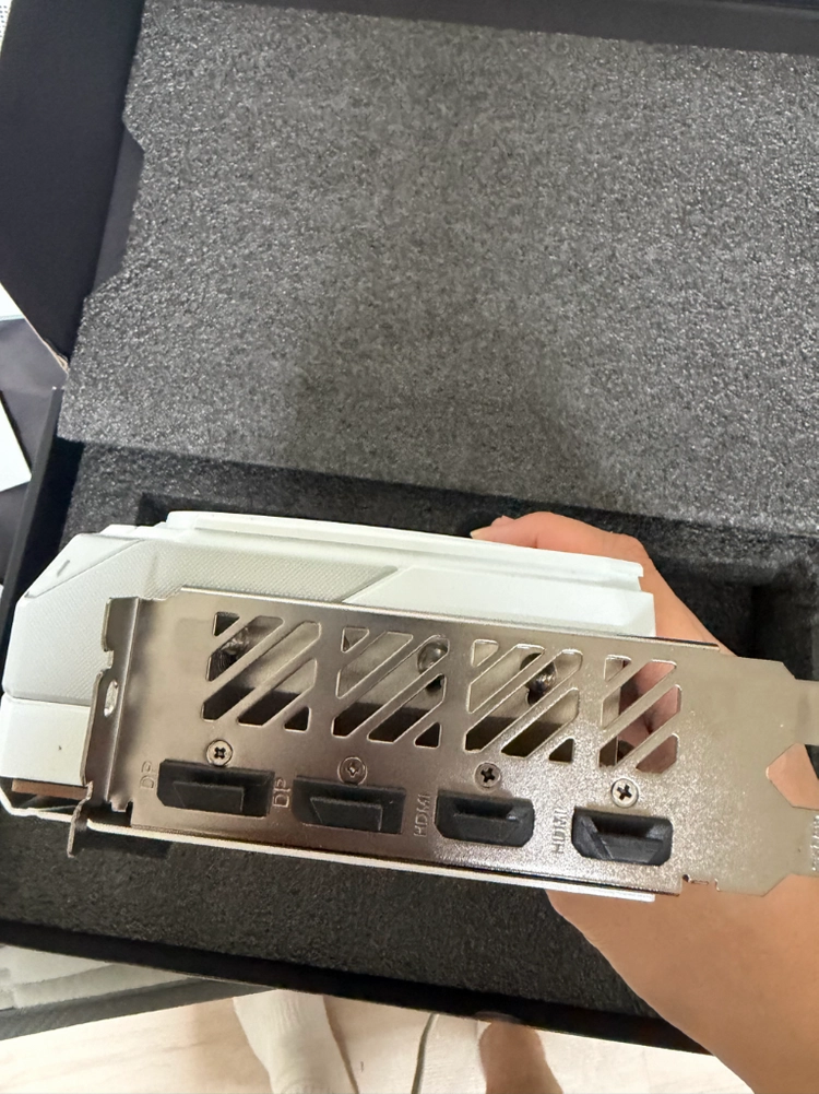 기가바이트 RX 9070XT GAMING OC ICE D6 16GB 이미지