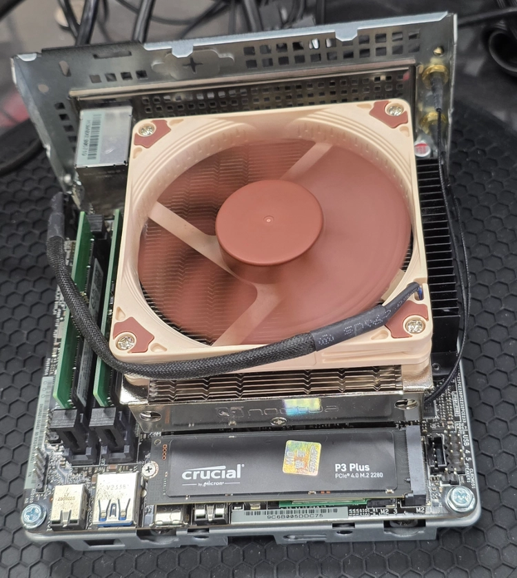 Asrock Deskmini X600 8700G 이미지