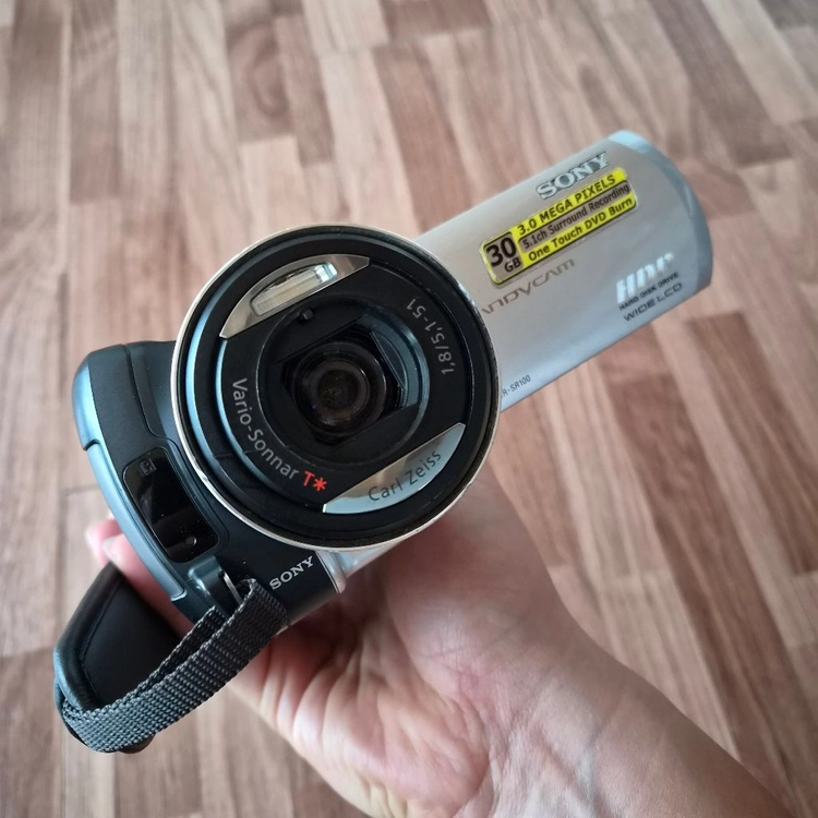 2000년대 감성 그대로 소니 핸디캠 DCR-SR100 (30GB HDD 내장) 이미지