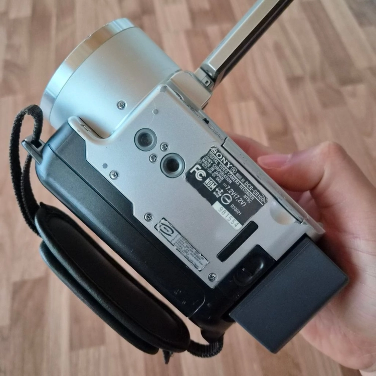 2000년대 감성 그대로 소니 핸디캠 DCR-SR100 (30GB HDD 내장) 이미지