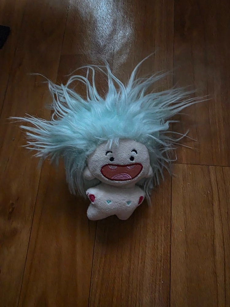 하늘색 폭탄머리 웃는 얼굴 인형 이미지