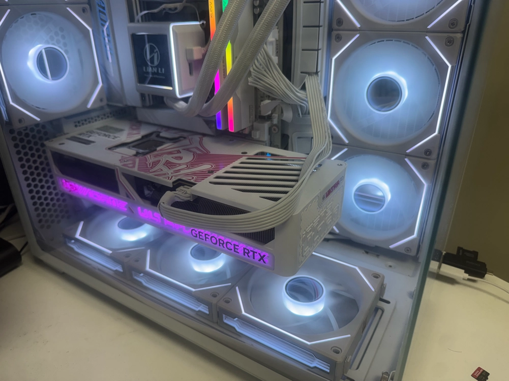 컬러풀 COLORFUL iGame 지포스 RTX 5080 ULTRA OC White D7 16GB 판매합니다 - 안심되는 중고거래