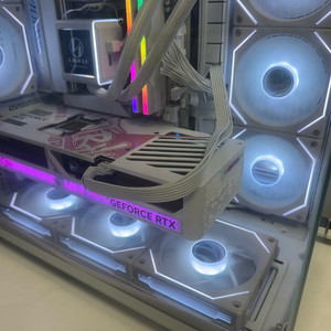컬러풀 COLORFUL iGame 지포스 RTX 5080 ULTRA OC White D7 16GB 판매합니다 이미지