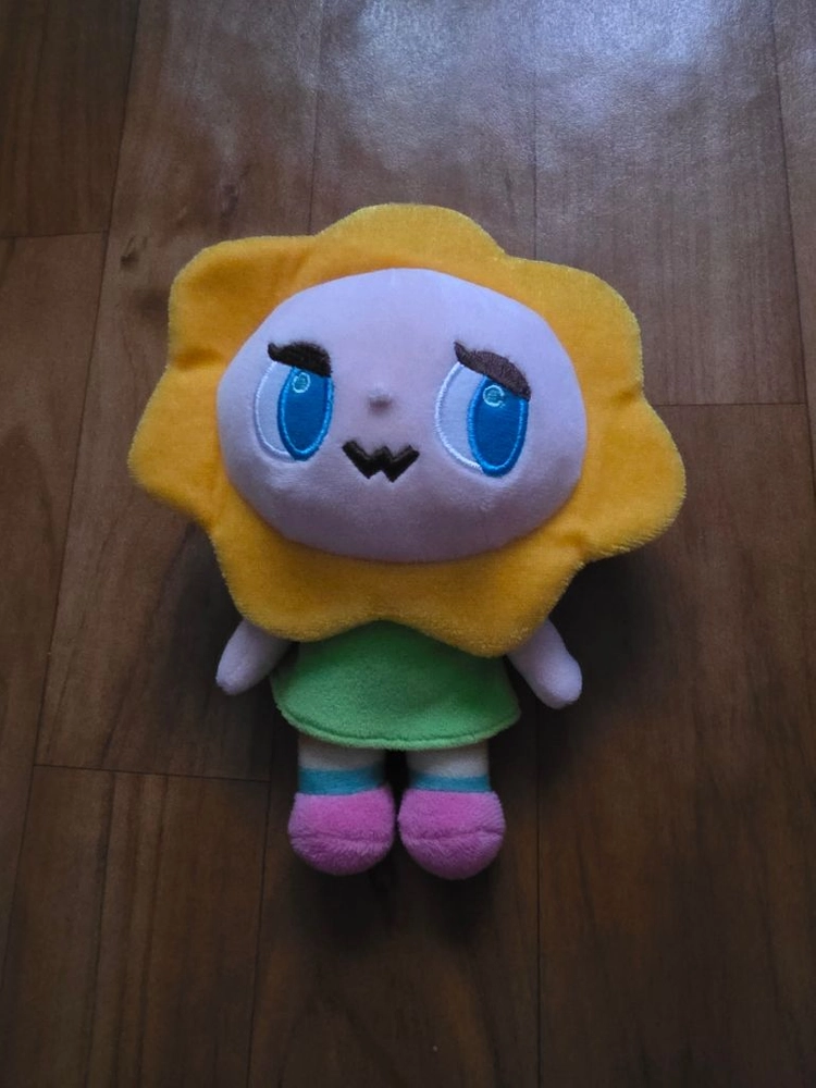 노란 꽃머리 초록 원피스 인형 이미지