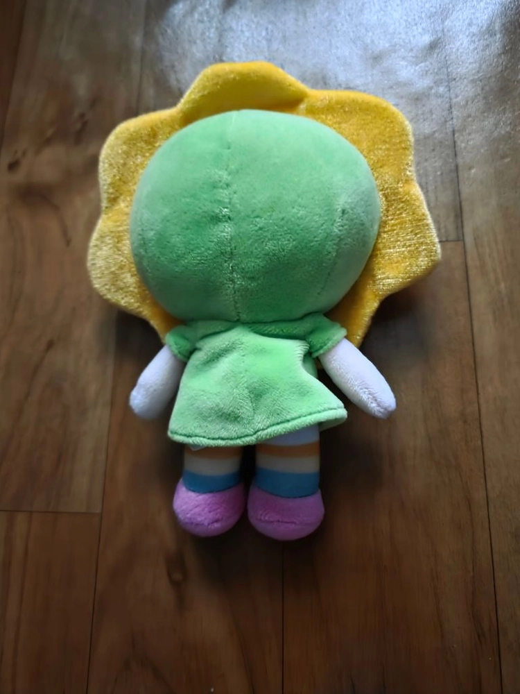 노란 꽃머리 초록 원피스 인형 이미지