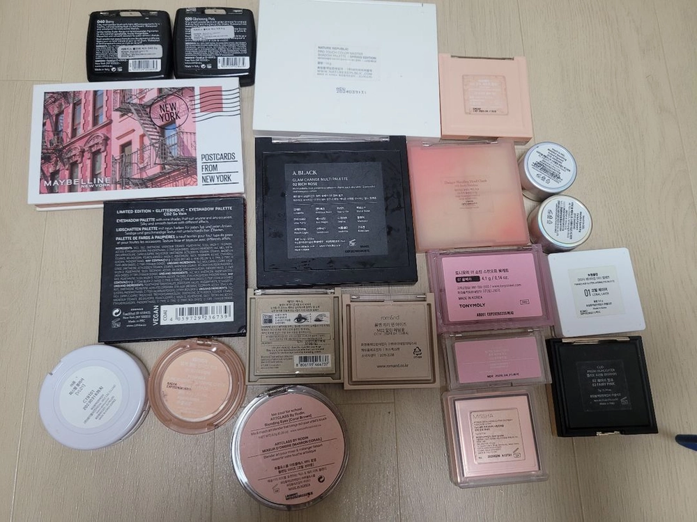 화장품 정리하면서 모아둔 아이섀도우 팔레트, 블러셔, 하이라이터 판매합니다! 이미지