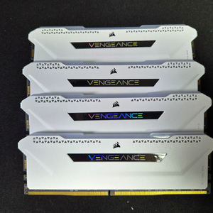 커세어 벤전스 DDR4-3600 RGB 8GB x 4개 (총 32GB) 이미지