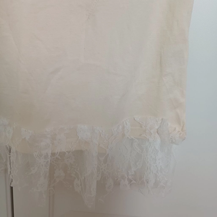레이스 밑단 절개 반팔 티셔츠 이미지