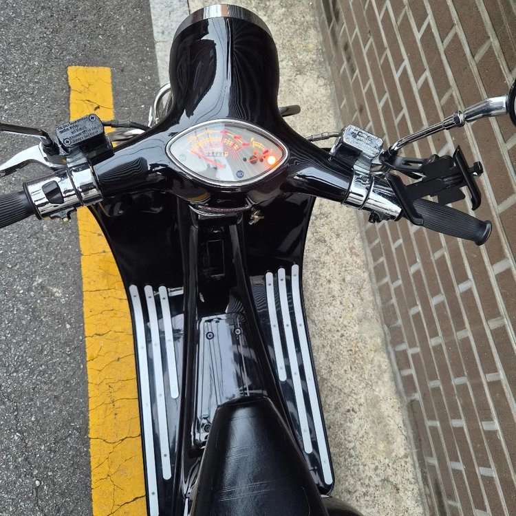 모데나125 블랙 / 클래식 스쿠터 / 5,500km대 저주행 / 깔끔한 외관 이미지