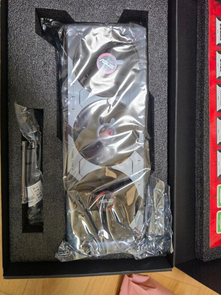 ASUS T1 에디션 지포스 RTX 5070 팝니다. 1회 장착후 보관중 이미지