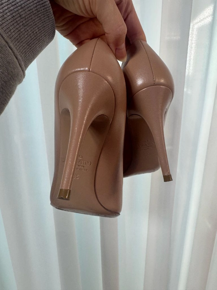 발렌티노 락스터드 힐 이미지