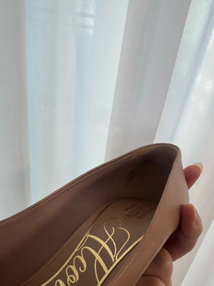 발렌티노 락스터드 힐 이미지