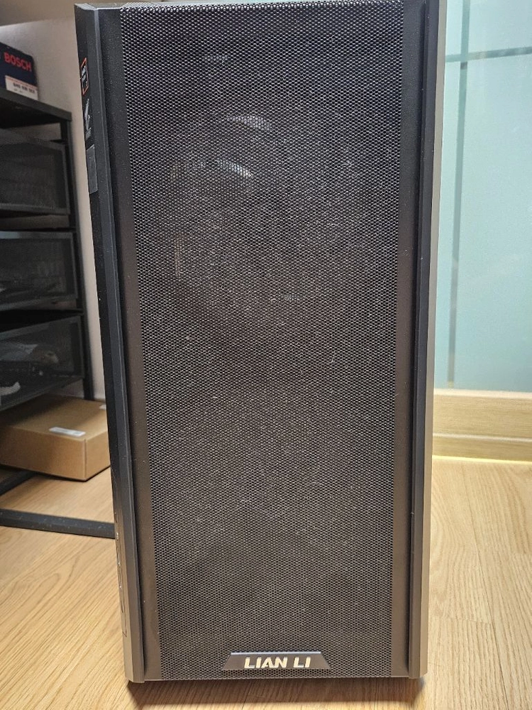 AMD EPYC 4585PX 9070XT 데스크탑 본체 이미지