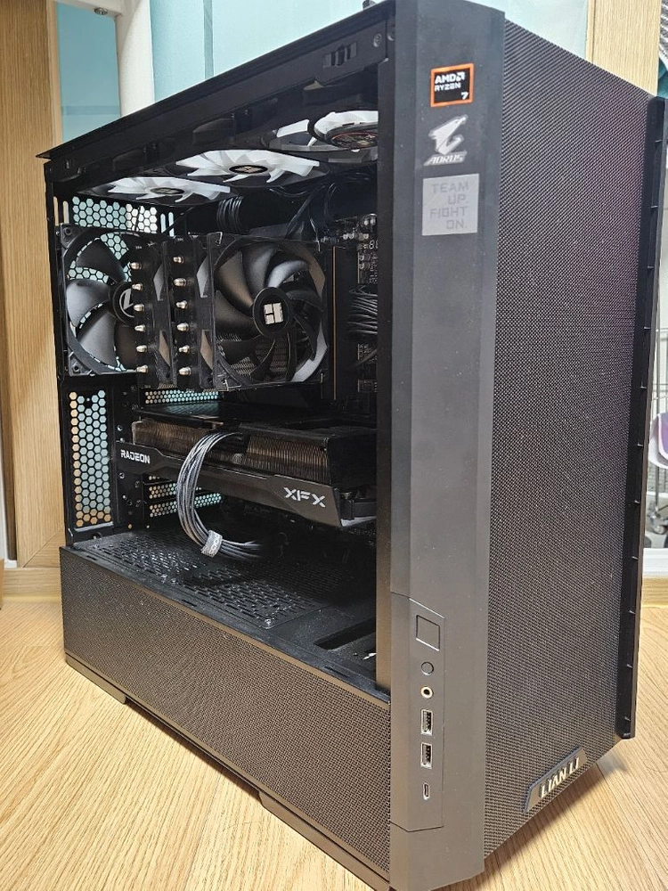 AMD EPYC 4585PX 9070XT 데스크탑 본체 이미지