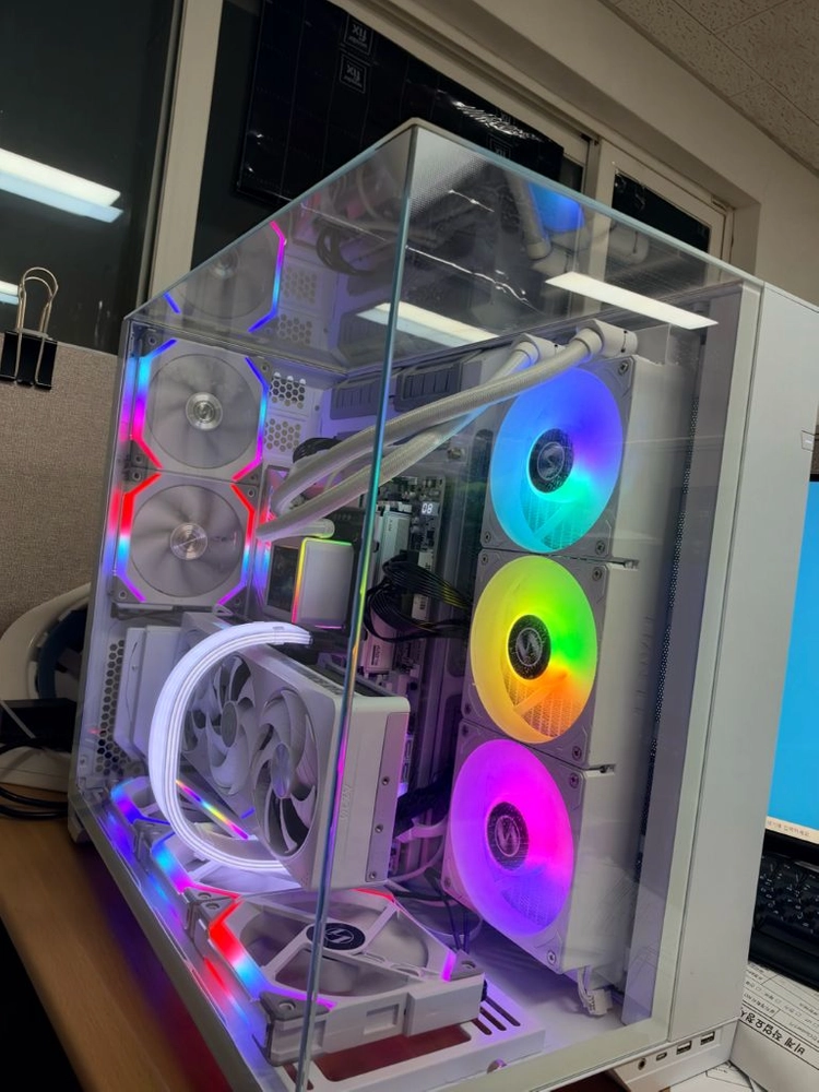 올화이트 9800x3d / x870E/ 5080 /cl28 렘32g / 2T / 1000w 네고x 이미지