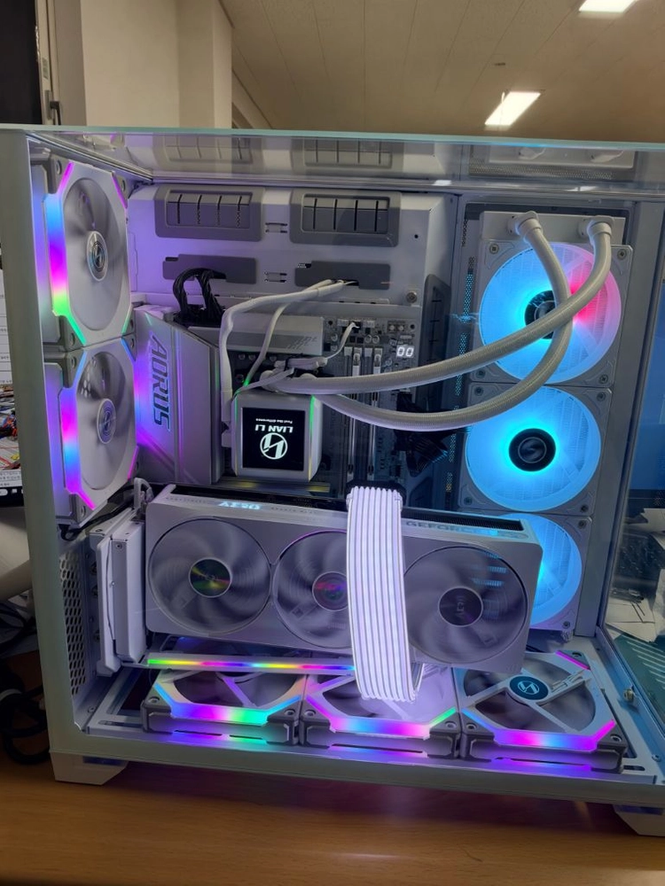 올화이트 9800x3d / x870E/ 5080 /cl28 렘32g / 2T / 1000w 네고x 이미지