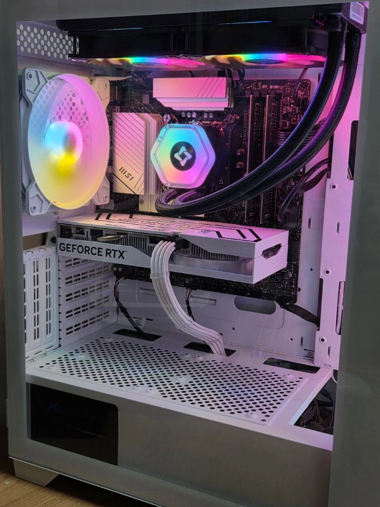 인텔 i7-14700K / rtx4060 화이트 게이밍 컴퓨터 이미지