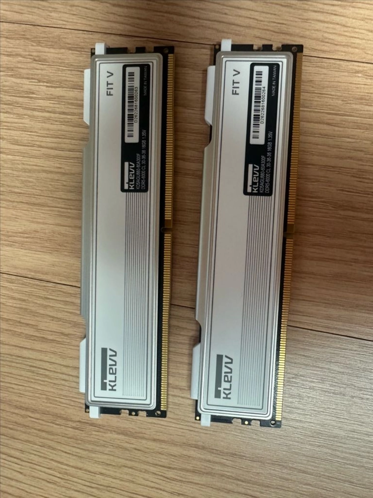 ESSENCORE KLEVV DDR5-6000 CL30 FIT V 패키지 서린 (32GB(16Gx2) 이미지