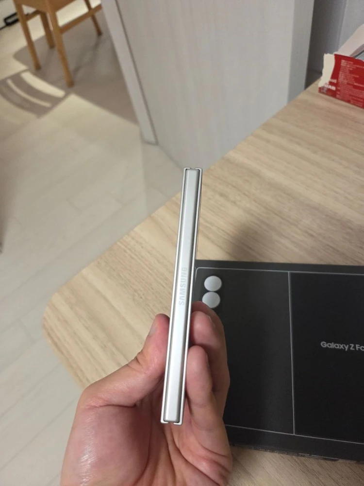 갤럭시 Z 폴드8 크림 512GB 자급제 팝니다(개인)(삼케플 가능) 이미지