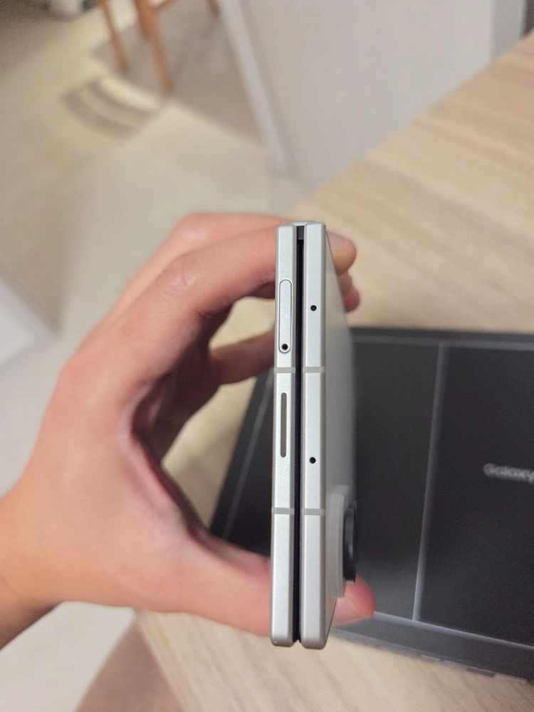 갤럭시 Z 폴드8 크림 512GB 자급제 팝니다(개인)(삼케플 가능) 이미지