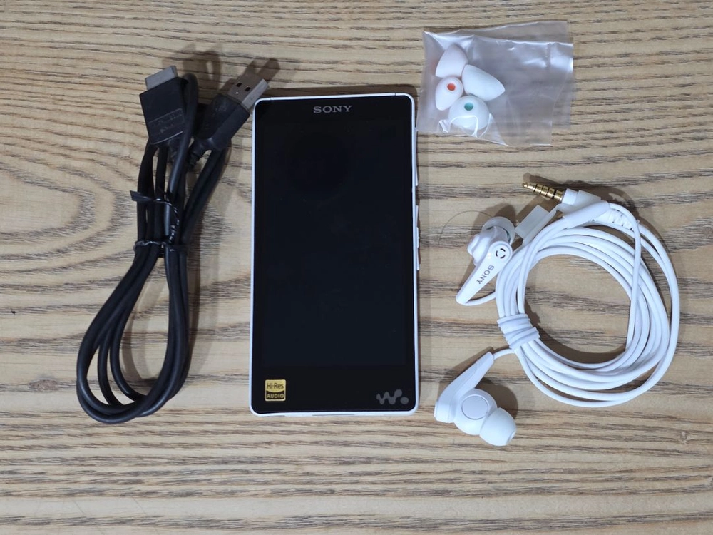 소니 고음질 DAP(MP3) NW-F886 32GB 화이트 모델입니다. 이미지