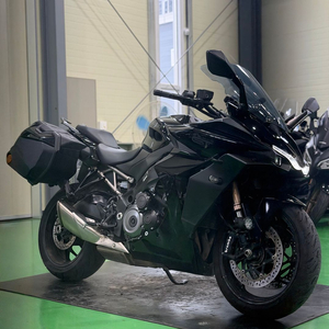 스즈키 gsx-s1000gt 22년식 준튜닝 a급 컨디션 저렴하게 판매합니다 이미지