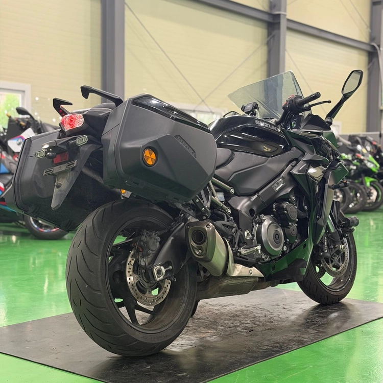 스즈키 gsx-s1000gt 22년식 준튜닝 a급 컨디션 저렴하게 판매합니다 이미지