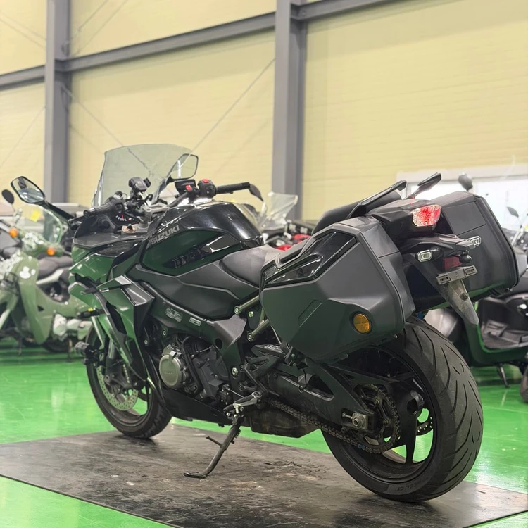 스즈키 gsx-s1000gt 22년식 준튜닝 a급 컨디션 저렴하게 판매합니다 이미지