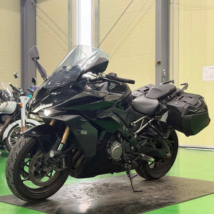 스즈키 gsx-s1000gt 22년식 준튜닝 a급 컨디션 저렴하게 판매합니다 이미지