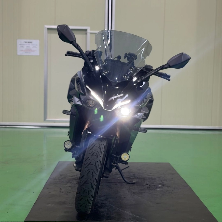스즈키 gsx-s1000gt 22년식 준튜닝 a급 컨디션 저렴하게 판매합니다 이미지