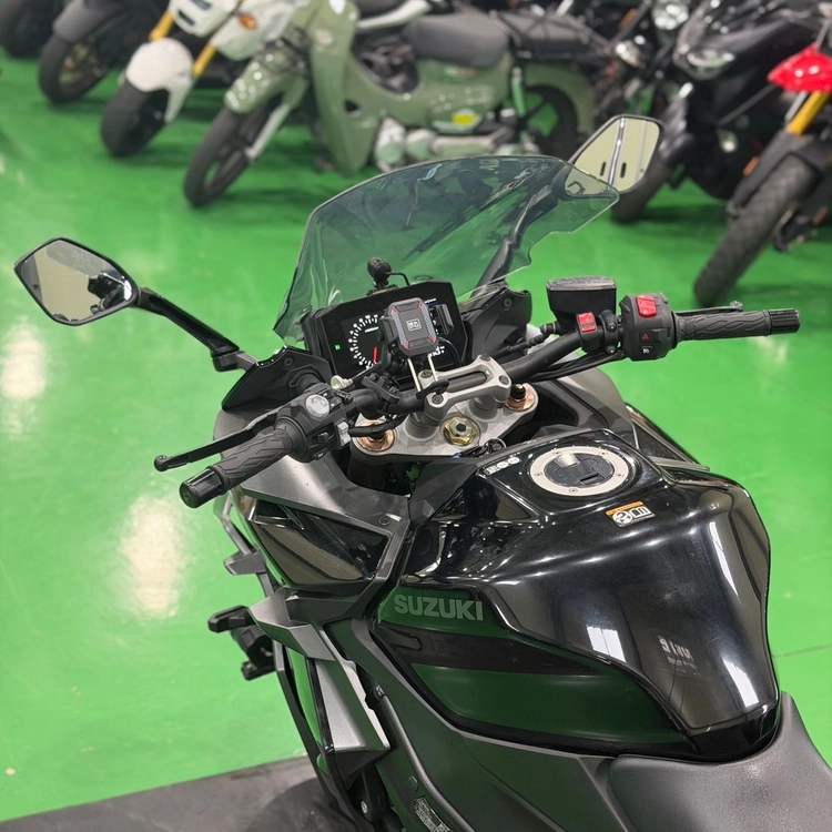 스즈키 gsx-s1000gt 22년식 준튜닝 a급 컨디션 저렴하게 판매합니다 이미지
