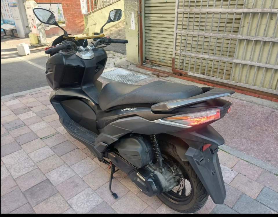 SYM VSX 125cc 블랙 스쿠터.14500.짧은키로수 이미지