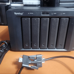 시놀로지 DX517 5베이 확장 유닛 5bay 이미지