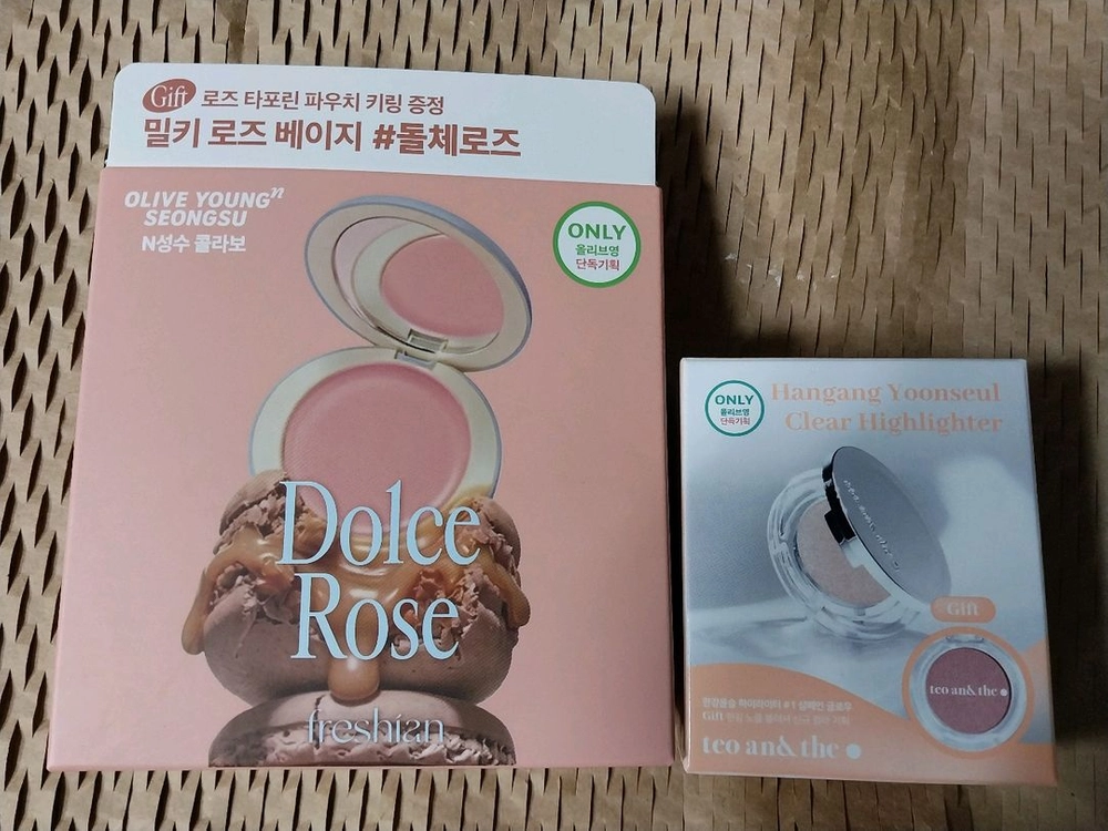 프레시안 에그라이크 크림블러쉬 기획(돌체로즈+타포린 키링),태오앤더 하이라이터 기획(샴페인글로우+창경궁) 이미지