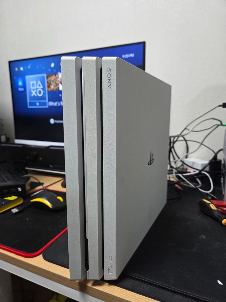 PS4 Pro 화이트 풀세트 + PS VR 2세대 + 무브 컨트롤러 + 전용 거치대 및 타이틀 패키지 이미지