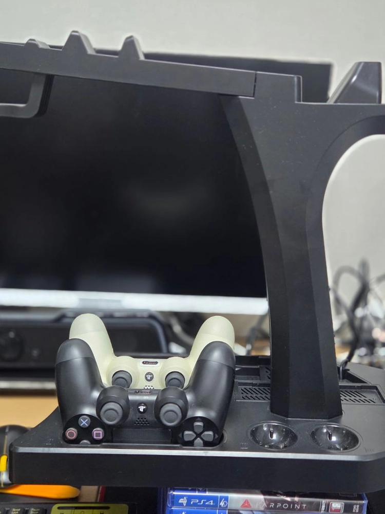 PS4 Pro 화이트 풀세트 + PS VR 2세대 + 무브 컨트롤러 + 전용 거치대 및 타이틀 패키지 이미지