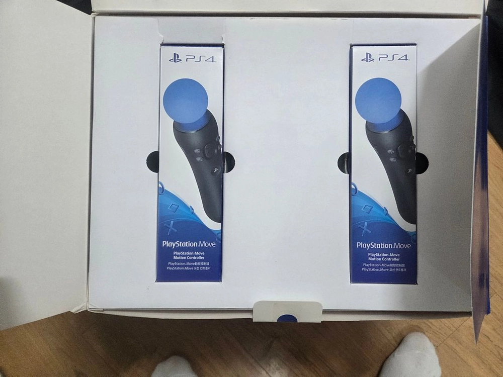 PS4 Pro 화이트 풀세트 + PS VR 2세대 + 무브 컨트롤러 + 전용 거치대 및 타이틀 패키지 이미지