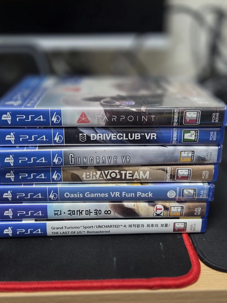 PS4 Pro 화이트 풀세트 + PS VR 2세대 + 무브 컨트롤러 + 전용 거치대 및 타이틀 패키지 이미지