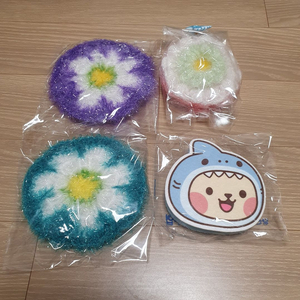 (미사용 새제품) 꽃 모양, 상어 모양 수세미 총 4개 일괄 판매합니다. 이미지